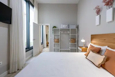 Cama o camas de una habitación en RentalSevilla Plaza de San Quintín II