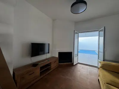 Una televisión o centro de entretenimiento en Casa Rural Castillo de Alanis