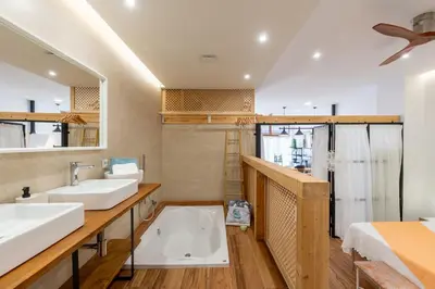 Un baño de Little Palace, jacuzzi privado