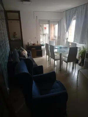 Zona de estar de Solo con hora de llegada