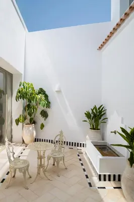Un balcón o terraza de Villa con piscina privada salada, solárium y 3 dormitorios