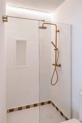 Un baño de Villa con piscina privada salada, solárium y 3 dormitorios