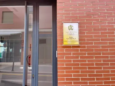 Certificado, premio, señal o documento que está expuesto en Alojamientos Carola Palma del Río, 6
