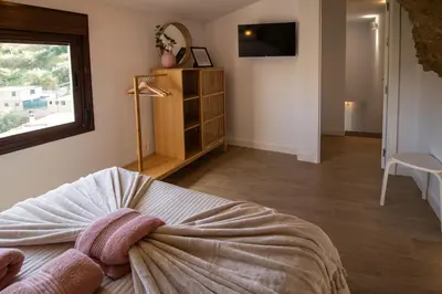 Una televisión o centro de entretenimiento en El Secreto de Setenil