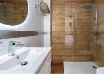 Un baño de Estudio moderno con parking, frente al Palacio de Congresos