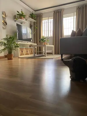 Una televisión o centro de entretenimiento en habitacion acogedora con limpieza incluida- buena conexion