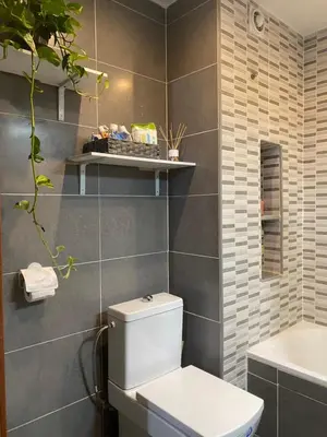 Un baño de habitacion acogedora con limpieza incluida- buena conexion