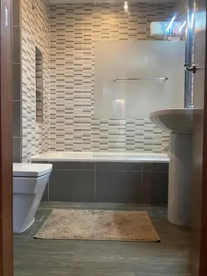 Un baño de habitacion acogedora con limpieza incluida- buena conexion