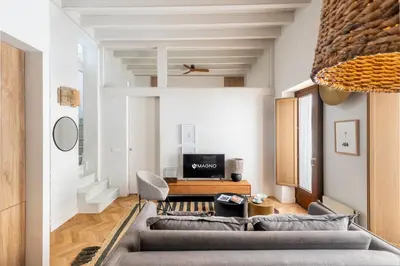 Una televisión o centro de entretenimiento en R26 Suites Sevilla
