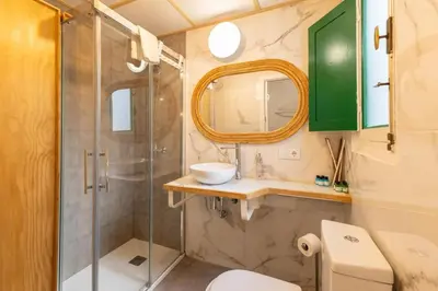 Un baño de Alcazares Deluxe Suite by Valcambre
