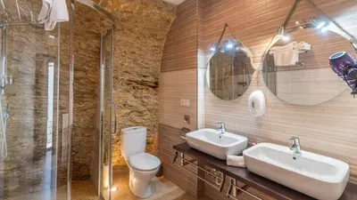Un baño de Cueva El Arrabal Setenil by Ruralidays