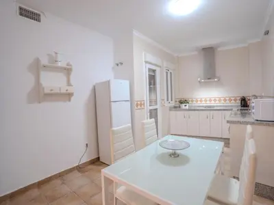 Una cocina o zona de cocina en Apartment in Peñaflor with Charming Patio