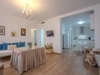 Una cocina o zona de cocina en Apartment in Peñaflor with Charming Patio