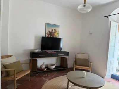 Una televisión o centro de entretenimiento en Casa Entre Lunas - Stylish Rustic Retreat