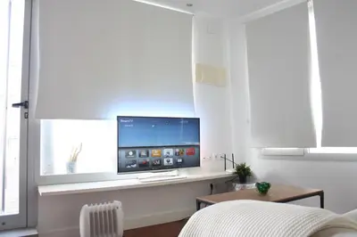 Una televisión o centro de entretenimiento en Selecta - Atico con terraza en la Alameda
