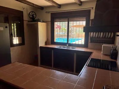 Una cocina o zona de cocina en Relax y piscina privada para familias
