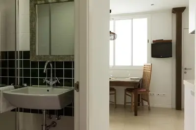 Una televisión o centro de entretenimiento en Veoapartment Feria 80