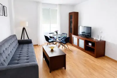 Una televisión o centro de entretenimiento en Encantador Urban Victoria apartment