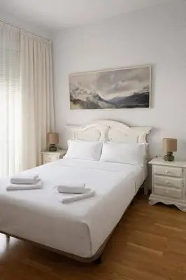 Cama o camas de una habitación en Encantador Urban Victoria apartment