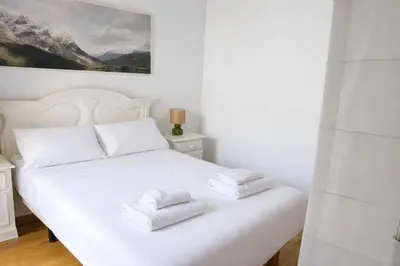 Cama o camas de una habitación en Encantador Urban Victoria apartment