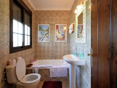 Un baño de Villa in Villanueva del Trabuco with Jacuzzi