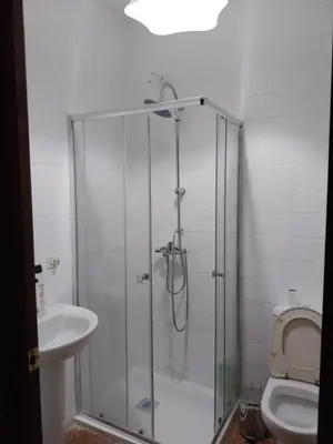 Un baño de Habitación G mercadona con vistas a la calle