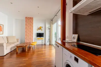 Una televisión o centro de entretenimiento en Veoapartment Alhóndiga Ático