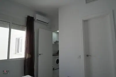Una televisión o centro de entretenimiento en Divina Enfermera Apartments