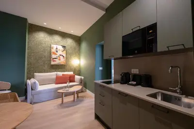 Una televisión o centro de entretenimiento en Suites Hotel Cetina Casa de Aguilar