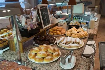 Comida en o cerca de este hotel