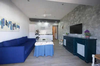 Una televisión o centro de entretenimiento en Apartamentos Turisticos Ilusiones 2