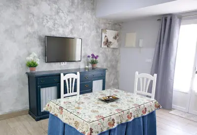 Una televisión o centro de entretenimiento en Apartamentos Turisticos Ilusiones 2