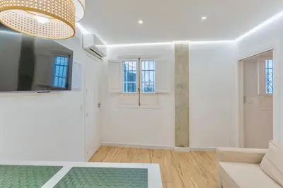 Una televisión o centro de entretenimiento en Deanes Califa Suites