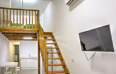 Una televisión o centro de entretenimiento en Encantador Estudio en el centro