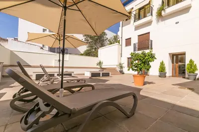 Un patio o zona al aire libre en Pilar8 - Bonito y céntrico apartamento con parking y Piscina