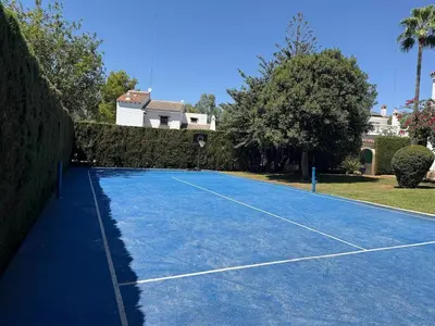 Instalaciones para jugar a tenis o squash en villa torreon o alrededores