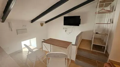 Una televisión o centro de entretenimiento en Ático para 2 personas en Jaén