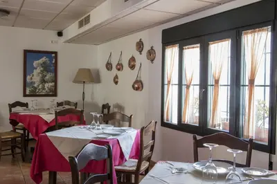 Un restaurante o sitio para comer en Hotel Tugasa Sierra y Cal