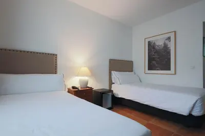 Cama o camas de una habitación en Hotel Tugasa Sierra y Cal