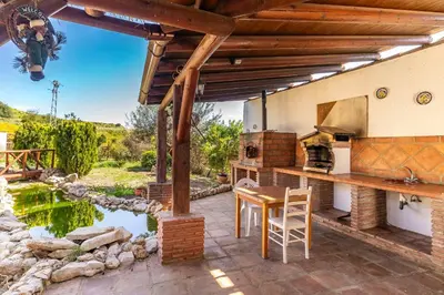 Jardín al aire libre en Villa rural con piscina en Alora