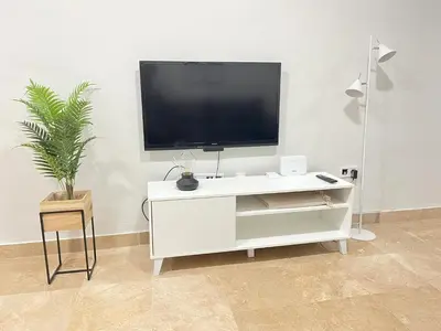 Una televisión o centro de entretenimiento en Loft II Madueño de los Aires parking incluido
