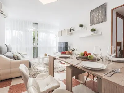 Una televisión o centro de entretenimiento en Apt 3 habitaciones cerca Histórico Sevilla 4px
