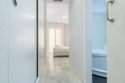 Cama o camas de una habitación en Stunning 3BR 2BTH with Parking and Jacuzzi