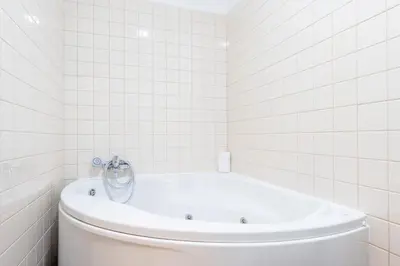 Un baño de Stunning 3BR 2BTH with Parking and Jacuzzi