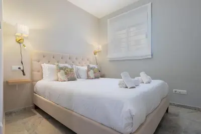 Cama o camas de una habitación en Stunning 3BR 2BTH with Parking and Jacuzzi
