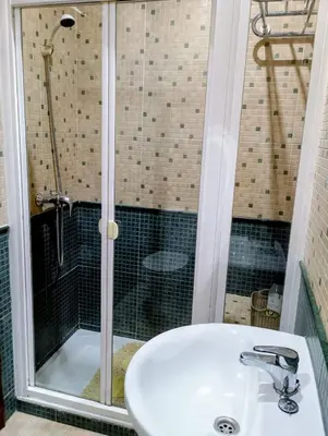 Un baño de Los Rosales de la Charca