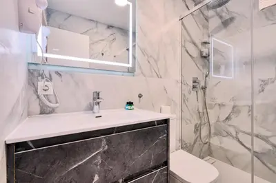 Un baño de Arroyo 12, by Homing U