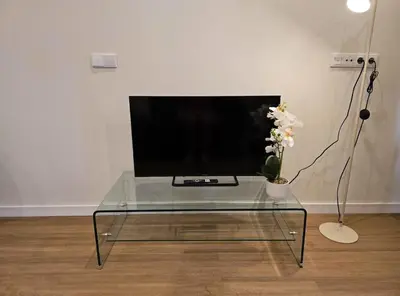 Una televisión o centro de entretenimiento en LHOME Puerta Osario Centro
