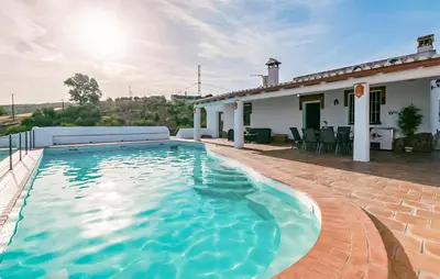 Piscina en o cerca de Stunning Home In La Puebla De Los Infan