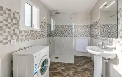 Un baño de Stunning Home In La Puebla De Los Infan